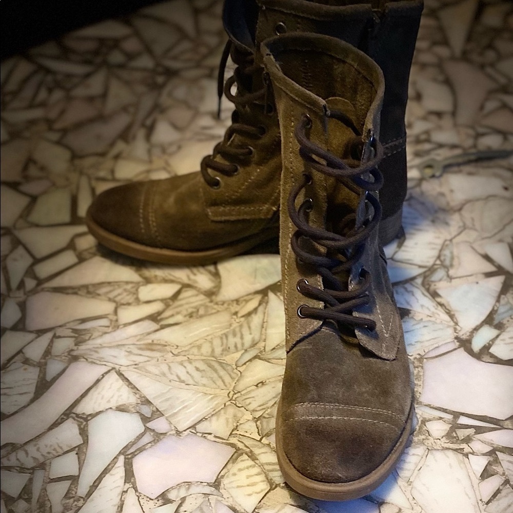 Brown lace up woman’s boots size 8 1/2